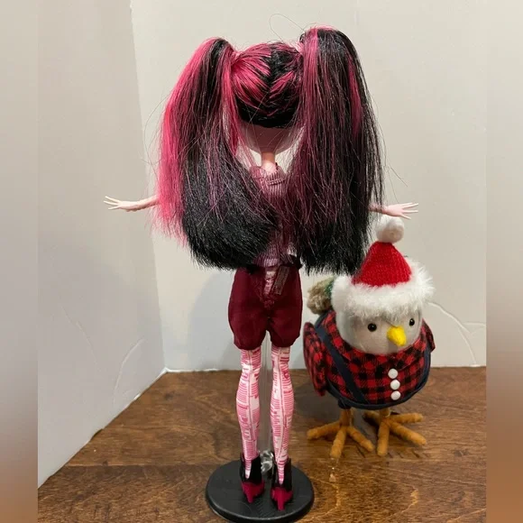 Monster High Draculaura Forbitten Love Doll In The Newspaper Club Outfit - Picture 10 of 16